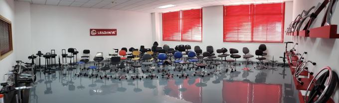 Chaises réglables de Cleanroom d'ESD de pivot de taille hydraulique avec du polyuréthane antistatique Seat