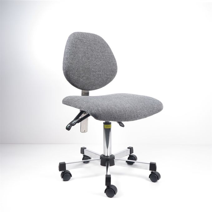 L'établi ergonomique de tissu gris préside de grandes chaises arrières réglables de laboratoire