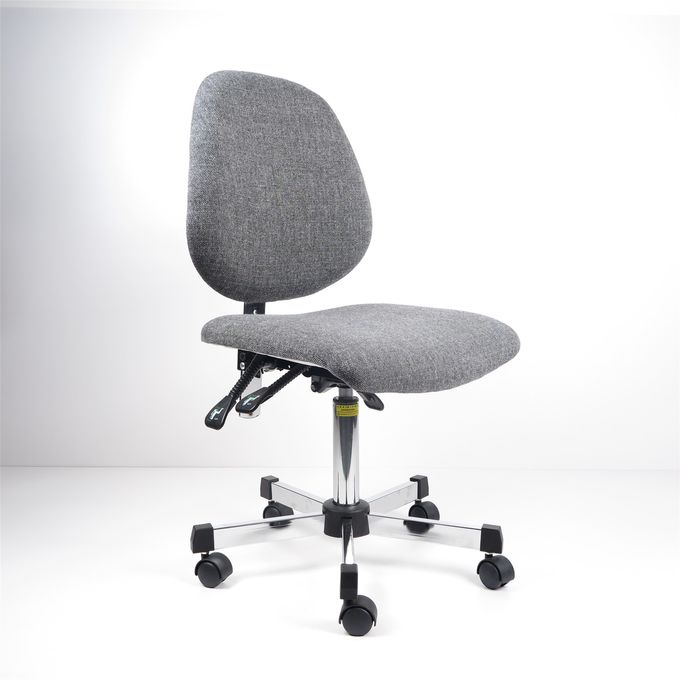 L'établi ergonomique de tissu gris préside de grandes chaises arrières réglables de laboratoire